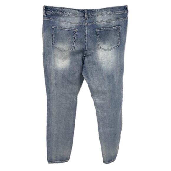 Maurices 20R Light Wash Tapered Leg Jeans - Picture 2 of 4